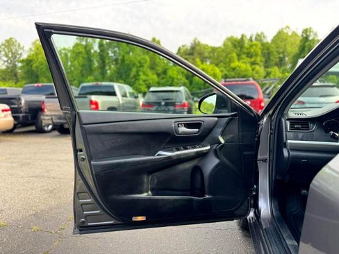 Used 2017 Toyota Camry SE image 9