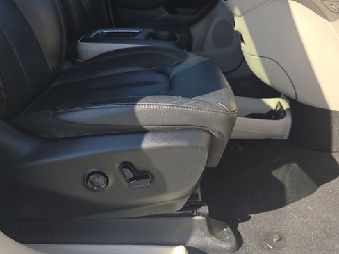 Used 2020 Chrysler Pacifica Touring-L Plus FWD image 14
