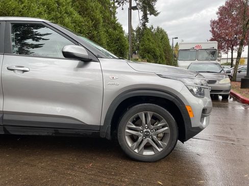 Used 2021 Kia Seltos LX image 2
