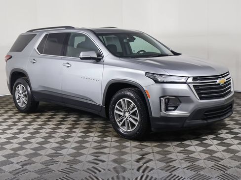 Used 2023 Chevrolet Traverse LT FWD image 2
