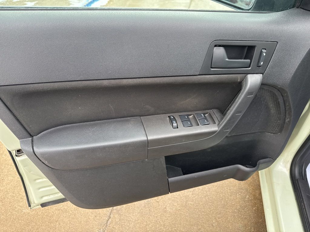 Used 2010 Ford Focus SE FWD image 7