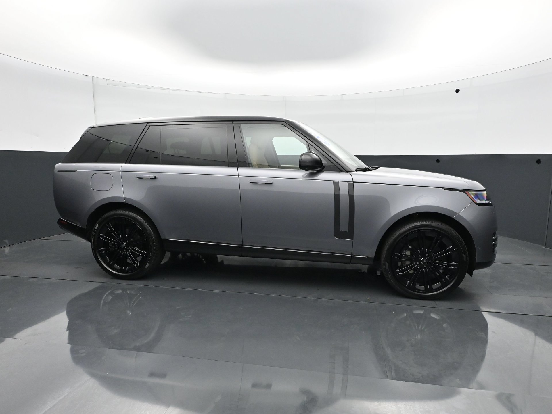 Used 2025 Land Rover Range Rover Long Wheelbase SE AWD/4WD image 8