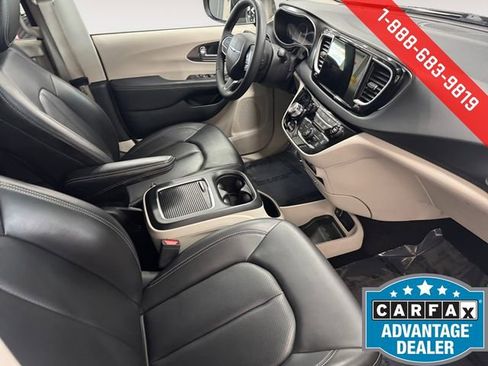 Used 2023 Chrysler Pacifica Touring-L image 5