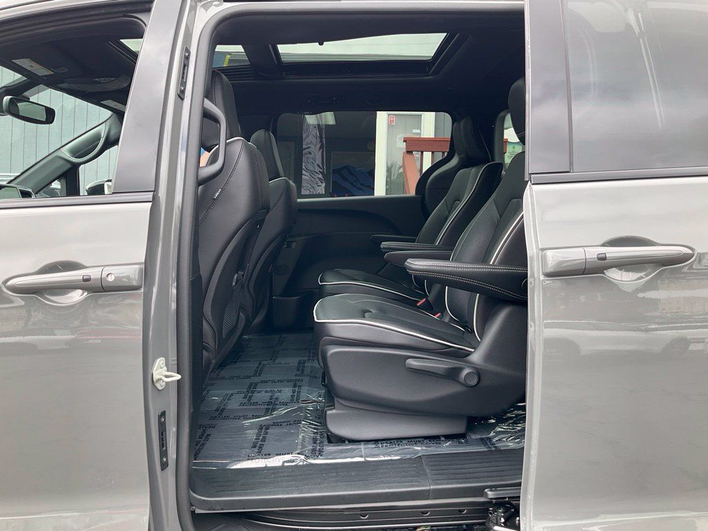 Used 2023 Chrysler Pacifica Limited w/ S Appearance Package FWD image 8