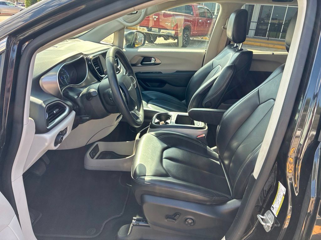 Used 2023 Chrysler Pacifica Touring-L FWD image 19