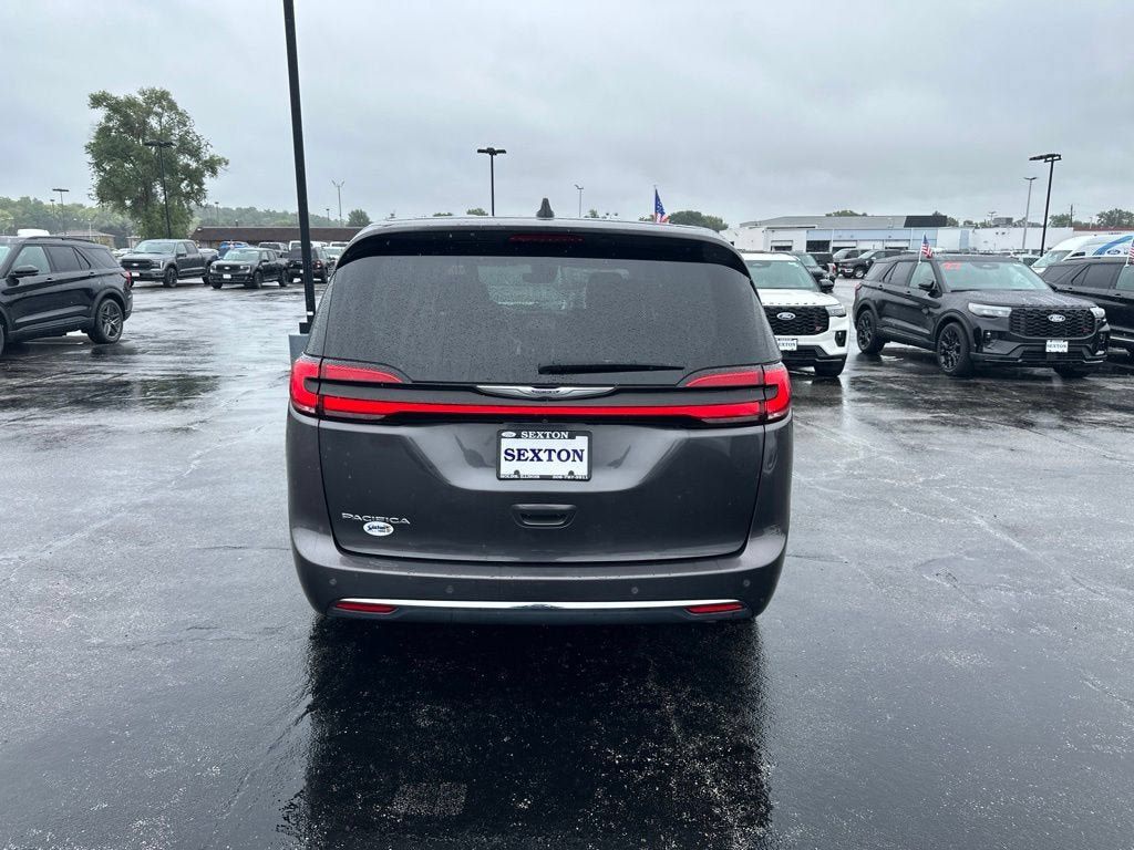 Used 2023 Chrysler Pacifica Touring-L FWD image 6
