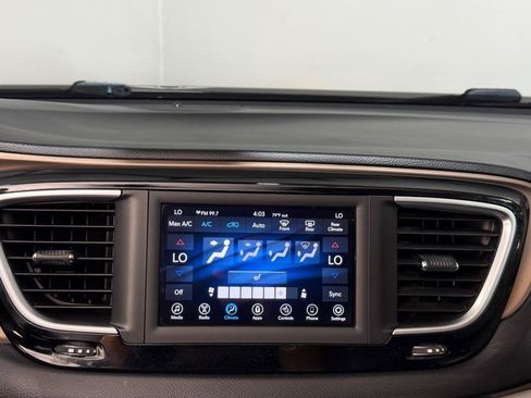 Used 2018 Chrysler Pacifica Touring-L FWD image 16