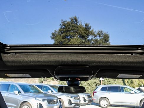 Used 2025 Cadillac XT6 Luxury image 12