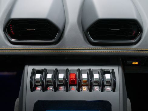 Used 2020 Lamborghini Huracan EVO image 25