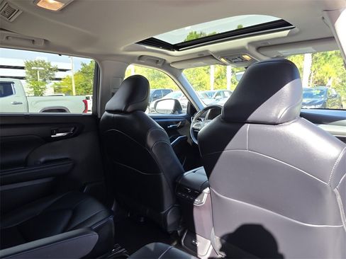 Used 2023 Toyota Highlander XLE image 16