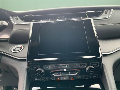 New 2025 Jeep Grand Cherokee L Altitude image 24