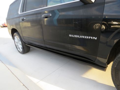 Used 2022 Chevrolet Suburban High Country image 11