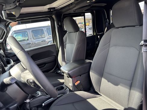 Used 2023 Jeep Gladiator Willys image 23