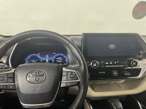 Used 2023 Toyota Highlander Limited AWD/4WD image 17