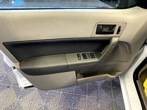 Used 2010 Ford Focus SE image 27