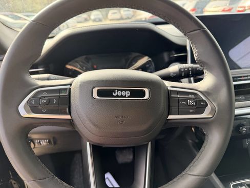 Used 2024 Jeep Compass Latitude image 40