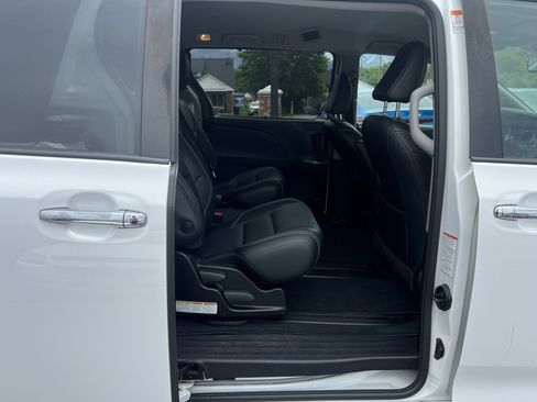 Used 2019 Toyota Sienna SE w/ Carpet Mat Package FWD image 9