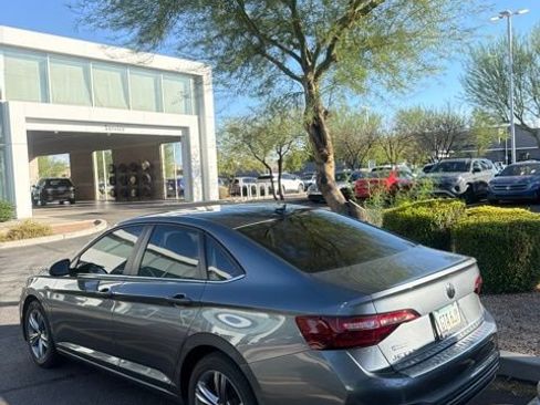Used 2024 Volkswagen Jetta SE w/ Panoramic Sunroof Package FWD image 4
