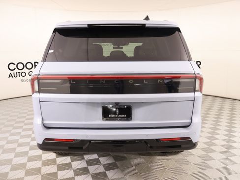 New 2026 Lincoln Navigator Premiere AWD/4WD image 22
