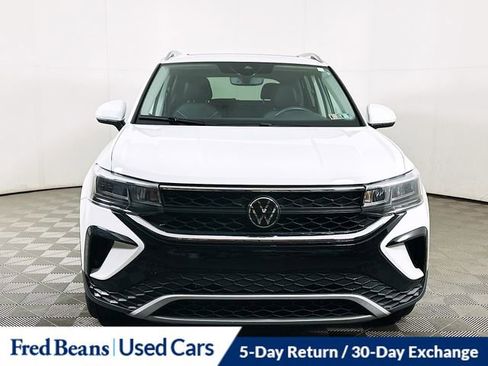 Used 2023 Volkswagen Taos SE w/ Panoramic Sunroof Package image 2