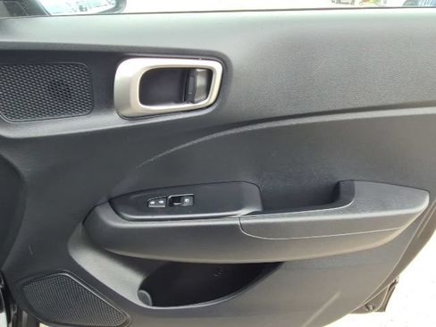 Used 2025 Hyundai Venue SE FWD image 18