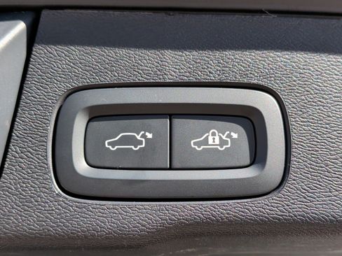 Used 2025 Volvo XC60 B5 Plus image 33