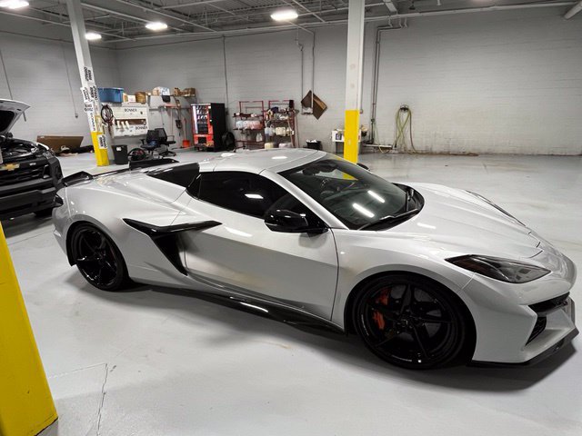 Used 2026 Chevrolet Corvette E-Ray w/ Stealth Interior Trim Package AWD/4WD image 4