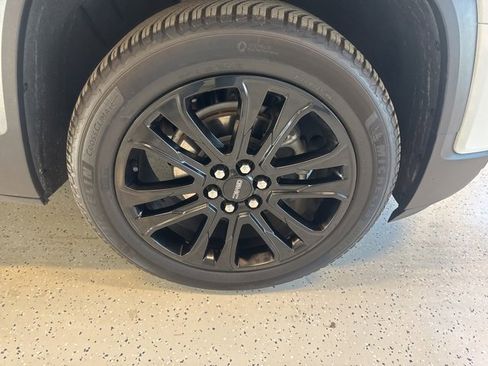 Used 2023 GMC Acadia SLE w/ Driver Convenience Package image 9