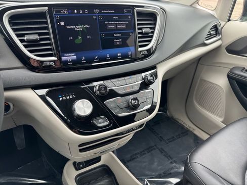 Used 2024 Chrysler Pacifica Touring-L FWD image 29