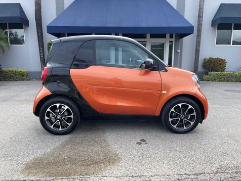 Used 2016 smart fortwo pure RWD image 4