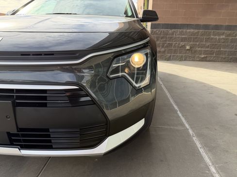 Used 2024 Kia Niro EX w/ EX Cold Weather Package image 11