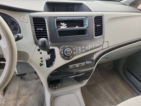 Used 2013 Toyota Sienna LE FWD image 11