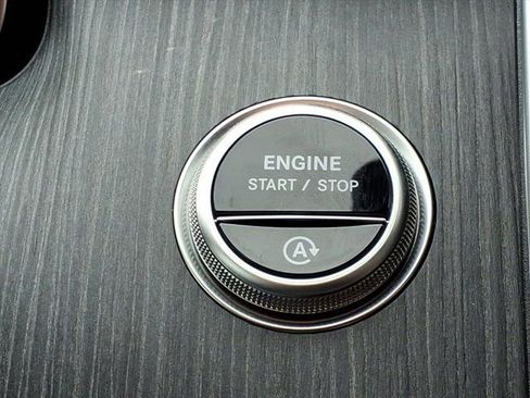 Used 2025 Mercedes-Benz C 300 4MATIC Sedan image 25