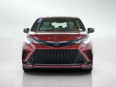 Used 2025 Toyota Sienna XSE FWD image 8