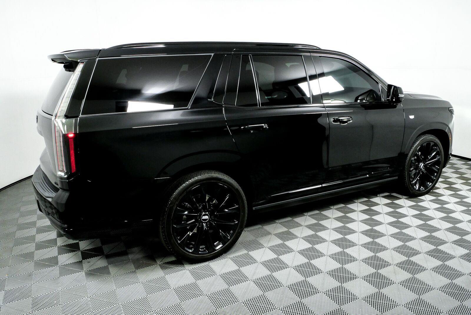 Used 2025 Cadillac Escalade Sport Platinum w/ LPO, ONYX Package AWD/4WD image 2