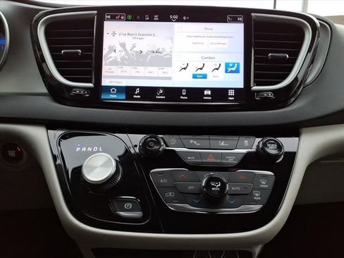 Used 2024 Chrysler Pacifica Touring-L image 21