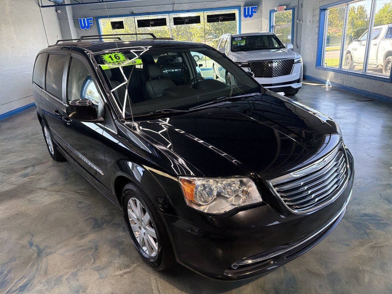 Used 2016 Chrysler Town & Country Touring FWD image 7