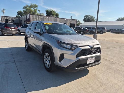 Used 2022 Toyota RAV4 LE AWD/4WD image 4