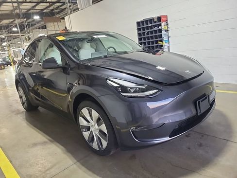 Used 2024 Tesla Model Y Long Range AWD/4WD image 3