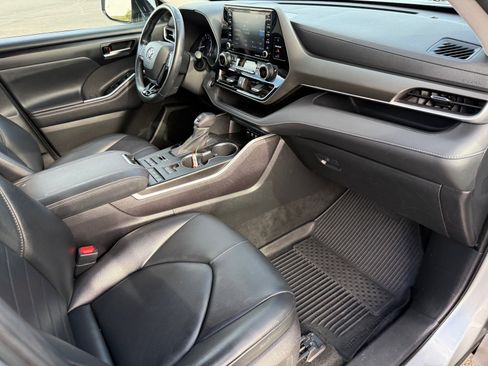 Used 2021 Toyota Highlander XLE image 11
