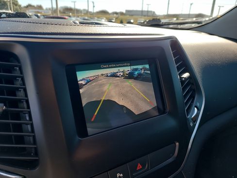 Used 2019 Jeep Cherokee Latitude w/ Popular Appearance Group image 21