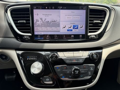 Used 2023 Chrysler Pacifica Touring-L FWD image 12