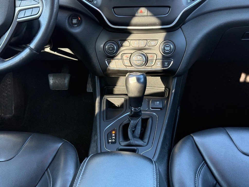 Used 2019 Jeep Cherokee Latitude Plus w/ Comfort/Convenience Group FWD image 10