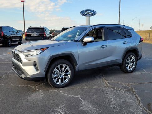 Used 2021 Toyota RAV4 XLE Premium image 3