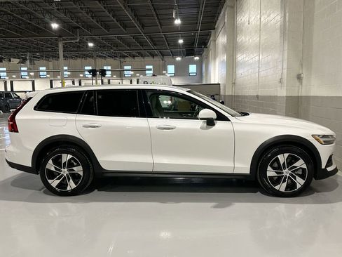 Used 2022 Volvo V60 T5 Cross Country image 4