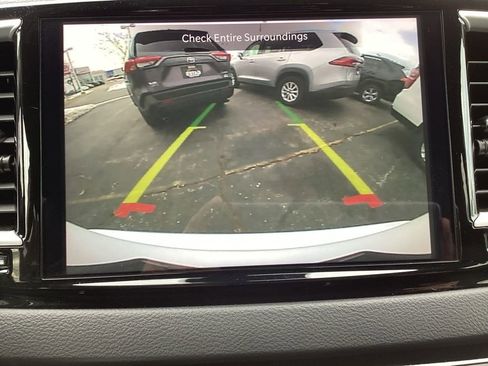 Used 2024 Chrysler Pacifica Touring-L image 19