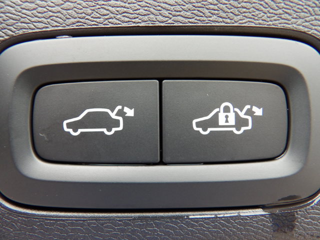 Certified 2026 Volvo XC60 B5 Plus AWD/4WD image 28