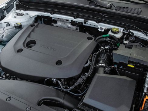 Certified 2025 Volvo XC40 B5 Plus w/ Climate Package image 28