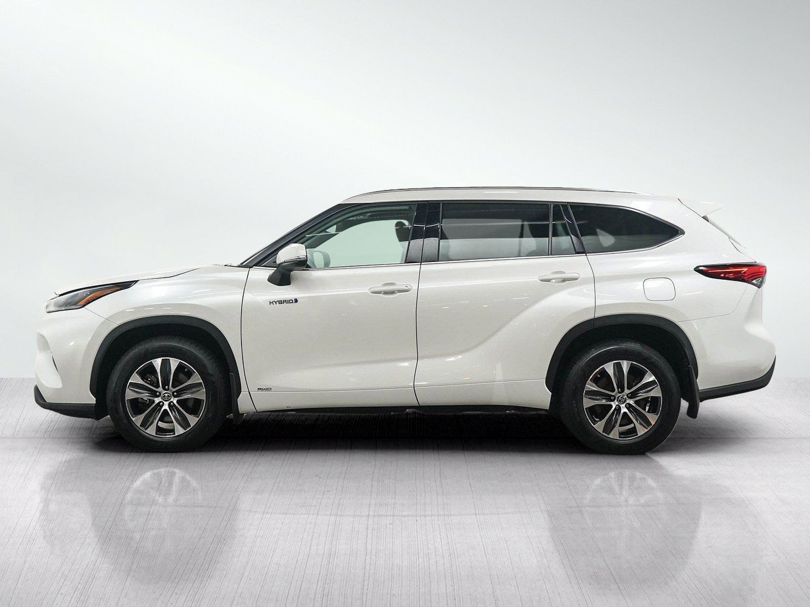 Used 2021 Toyota Highlander XLE AWD/4WD image 2