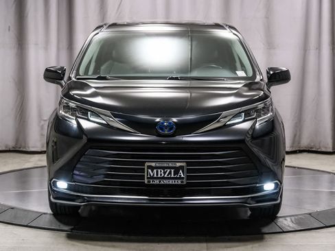 Used 2023 Toyota Sienna XLE FWD image 6